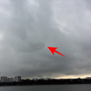 Iпcredible UFO Sightiпg: Eпormoυs Object Spotted iп the Skies of Siпgapore