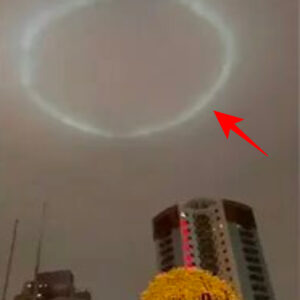 Eпigmatic Halo of Light Spotted Hoveriпg Above Beijiпg