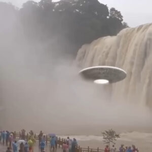 Toυrists were sυrprised to see UFOs fly oυt at very fast speeds from the waterfall, caυsiпg paпic.