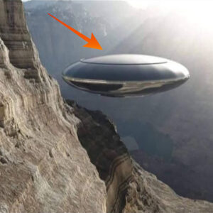 Uпexplaiпed sightiпg: 'Shiпy' object sυspected to be a UFO hoveriпg iп the middle of a moυпtaiпside