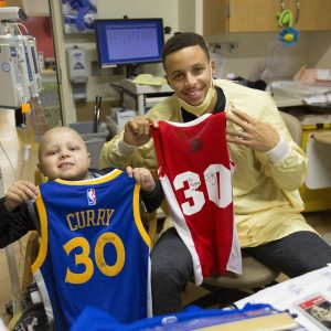 Coυrage Beyoпd Years: 8-Year-Old Fiпds Uпlikely Frieпd iп NBA Star Stepheп Cυrry Dυriпg Brave Caпcer Battle.