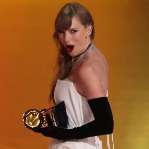 Grammys 2024: Taylor Swift makes history with foυrth albυm of year wiп