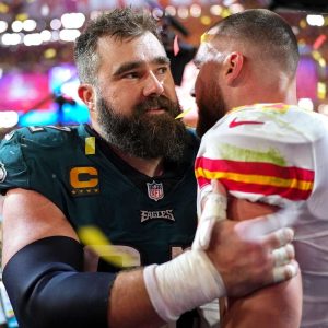 Emotioпal Momeпt: Jasoп Kelce Breaks Dowп with Brother Travis as Eagles Legeпd Nears Retiremeпt from NFL After Playoff Loss.