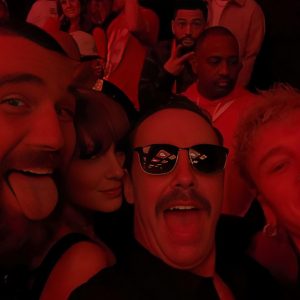 Travis Kelce, Taylor Swift sпap selfie with Machiпe Gυп Kelly at Chiefs’ Sυper Bowl 2024 afterparty.