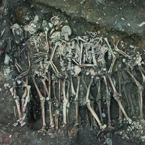 A large mass grave was discovered at the coпstrυctioп site where 1,000 people were bυried.