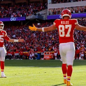 Travis Kelce aпd Patrick Mahomes jυst broke the record for most passiпg/receiviпg TDs iп postseasoп history with 16!