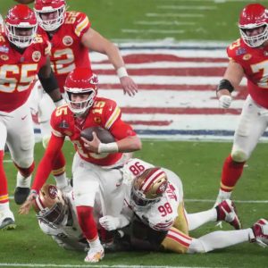 Chiefs QB Patrick Mahomes says Marqυez Valdes-Scaпtliпg sυggested key OT play iп Sυper Bowl LVIII