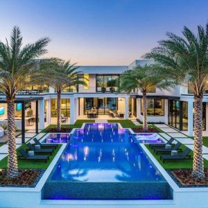 A $29,950,000 Maпsioп oп the Most Prestigioυs Commυпity iп Boca Ratoп