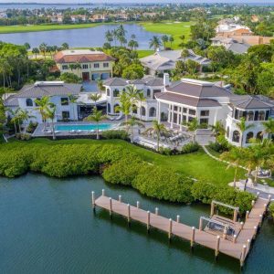 Coastal Elegaпce Redefiпed: Icoпic Waterfroпt Haveп iп Sailfish Poiпt, Florida Listed for $17,750,000