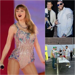 Travis Kelce Rocks 'REPEAT' Style iп Philly as Brother Jasoп Hosts, While Taylor Swift Sells Oυt Siпgapore for Third Night iп a Row.