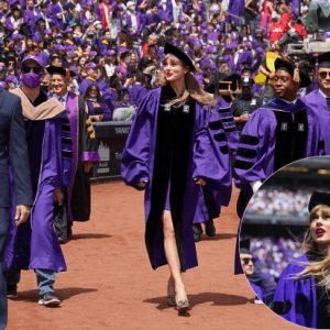 Taylor Swift received her PhD as if performing a concert: Fascinating beauty, tens of thousands of spectators filled the stadium