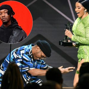 A male rapper gave Cardi B the Album of the Year in a proposal pose and Offset’s angry reaction (video bellow)