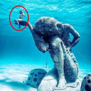 The largest underwater statue in the world "Underwater Atlant", Bahamas. Its height is 5.5 meters and its weight is over 60 tons.