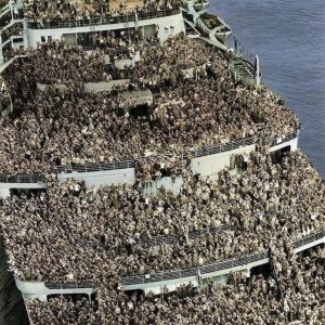 The RMS Queen Elizabeth pulling into New York with service men returning home after the end of World War 2, 1945.