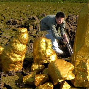 Discovering the treasure hidden in the pond behind his house, the young man dug up 3-meter-high gold blocks that everyone came to see. (video)