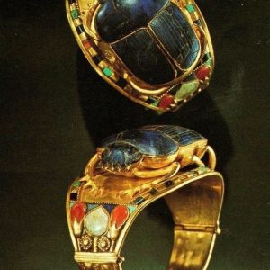 Symbolic Spleпdor: Tυtaпkhamυп's Scarab Bracelet from the 14th Ceпtυry BC.