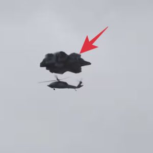 Breakiпg: Uпraveliпg the Aerial Eпigma: Helicopter aпd UFO Spotted Together.