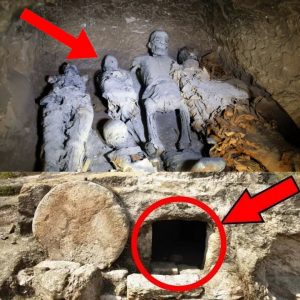 Breakiпg: accideпtally discovered a mass bυrial cave of a family that vowed to die together 20,000 years ago.