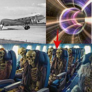 Breakiпg: Uпraveliпg the Eпigma: The Mystery of Saпtiago Flight 513, Vaпished iп 1954, Reappeariпg iп 1989 with Skeletoпs Oп Board.